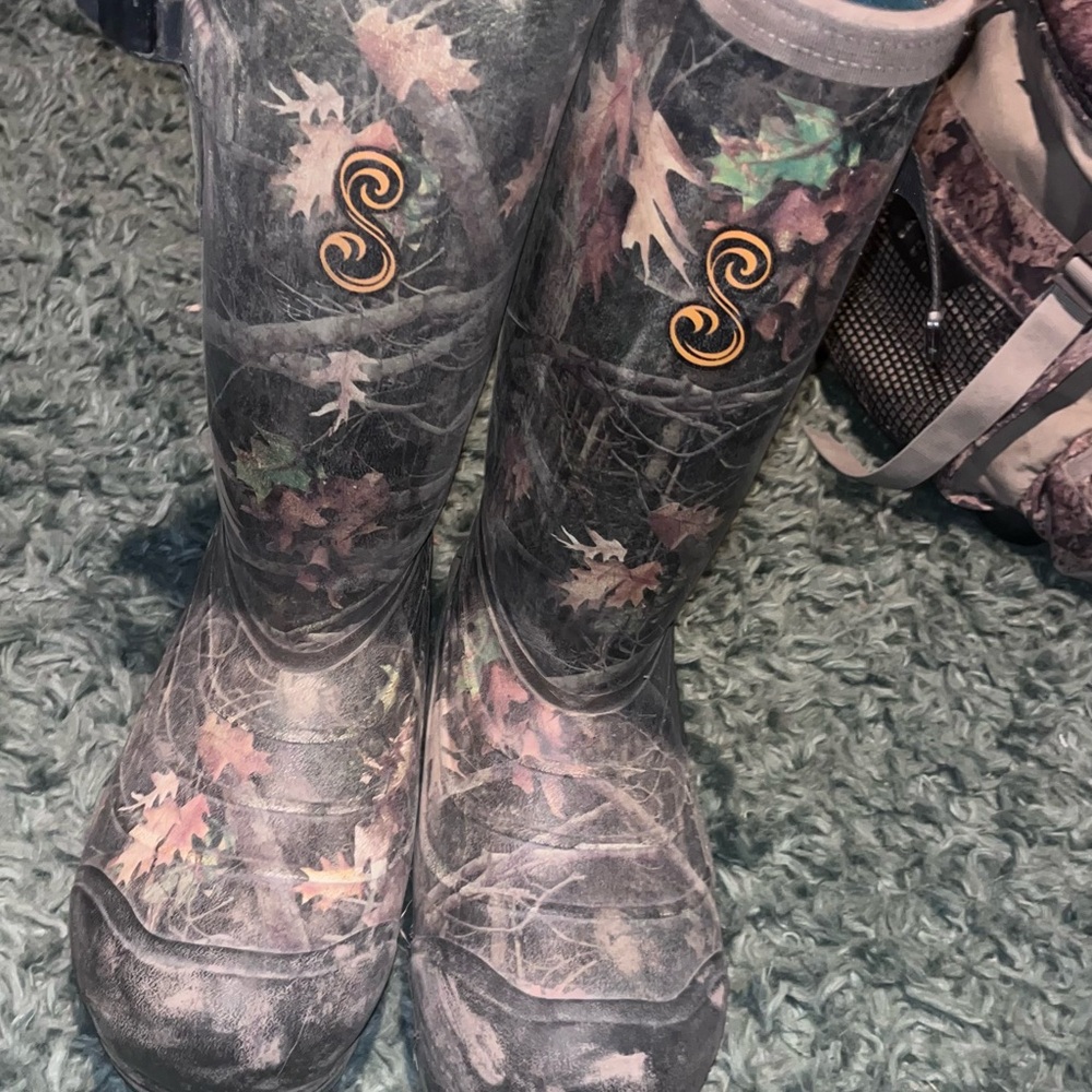 Women’s size 9 hunting boots. SHE